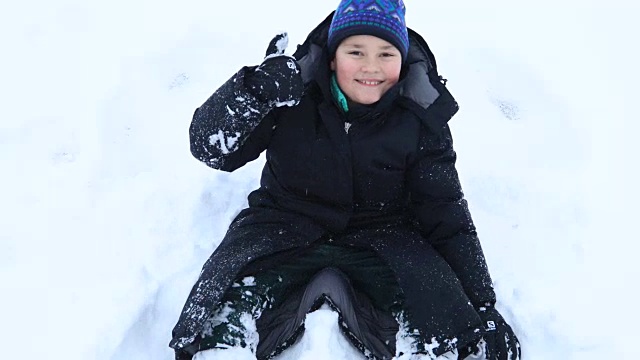 孩子做雪天使视频素材