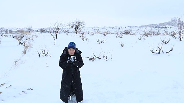 孩子们在雪中玩耍视频素材