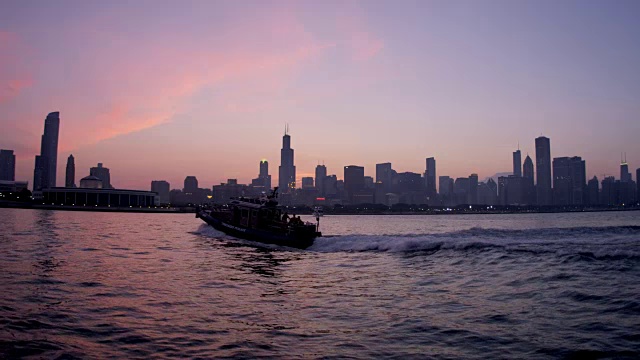 密歇根湖摩天大楼在日落的芝加哥市中心美国视频素材