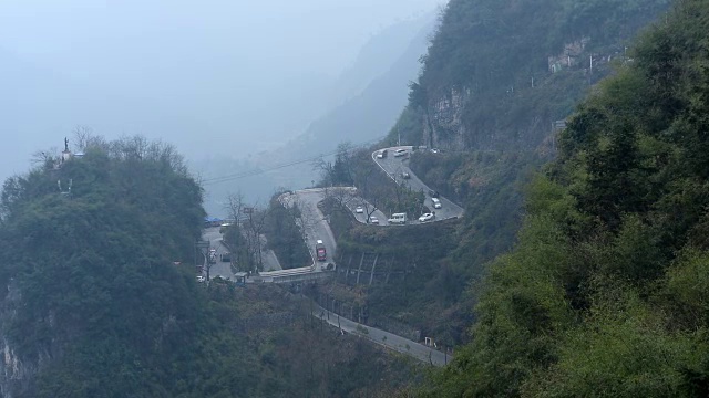 陡峭蜿蜒的山路位于中国湖南西部视频素材