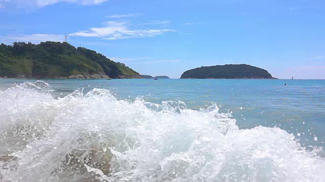 海滩上的海和浪在蓝色的大海上的天空美丽视频素材