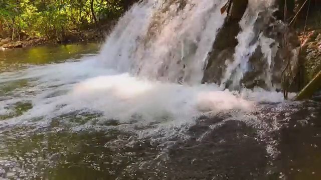 瀑布在泰国山上森林的石头上流动视频素材