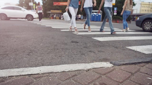 街道上的人们慢镜头视频下载