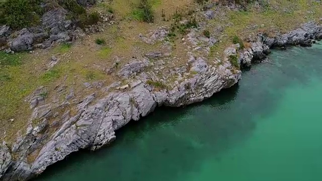 海滩与岩石美丽的岛屿在俯视图，海景摄影无人机。视频素材