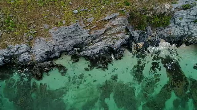 海滩与岩石美丽的岛屿在俯视图，海景摄影无人机。视频素材