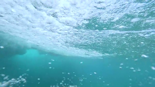 水下:带着冲浪板的惊涛骇浪的海边风景。视频素材