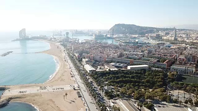 夏日巴塞罗那海滩的景色视频素材