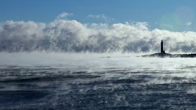 北冰洋烟雾中的洛克波特撒切尔岛灯塔视频素材