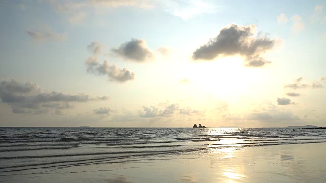 海滩上的日落视频素材