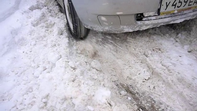 车轮陷在雪里，旋转着视频素材