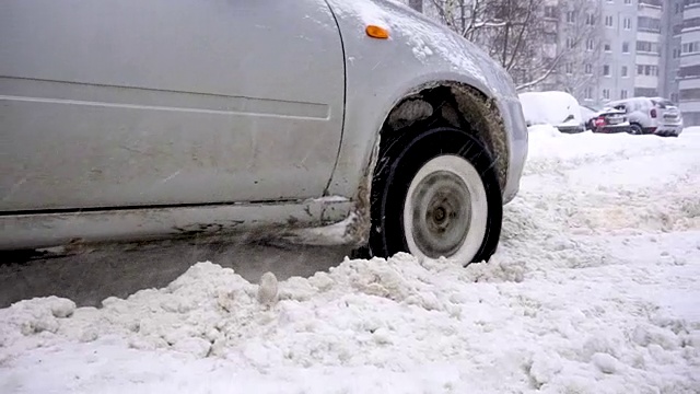 车轮陷在雪里，旋转着视频素材