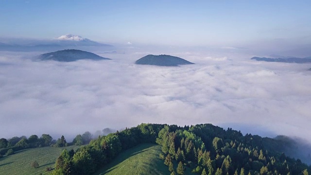 在夏天的早晨，在史诗般的云朵之上飞翔。超时间流逝视频素材