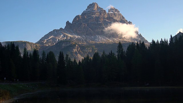 白云石山——意大利拉瓦雷多的三座山峰视频素材