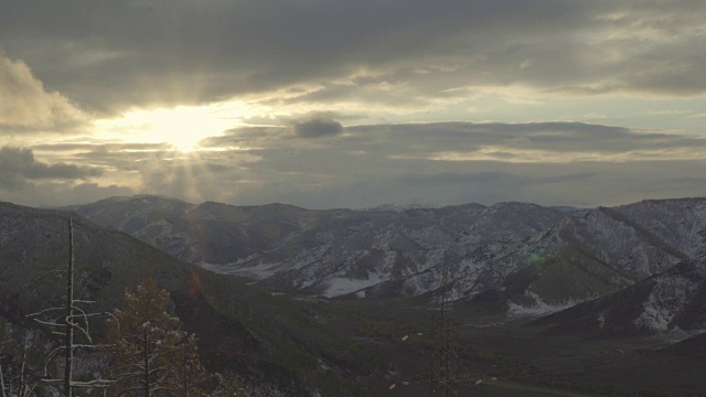 令人惊叹的崇山峻岭景观，云雾雪峰艳阳，静态拍摄视频下载