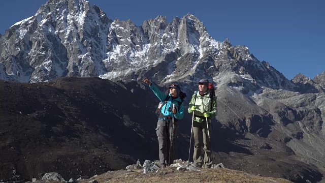 女孩们在山里旅行视频素材