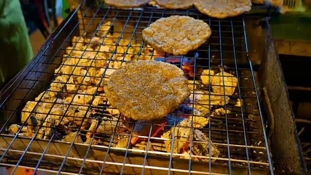 泰国清莱省街头美食节的中国传统烤饼视频素材