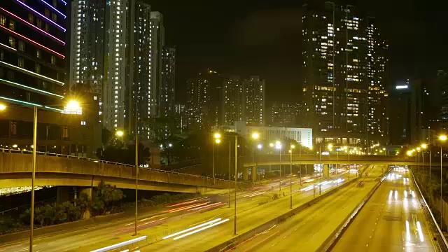 香港市中心晚上的交通状况，镜头移向正确的时间间隔。视频素材