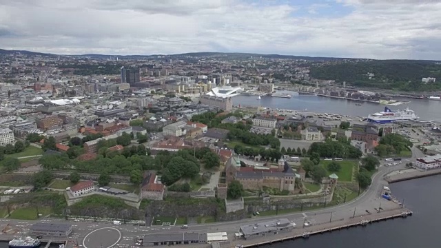 空中/奥斯陆市中心:Akershus城堡，奥斯陆歌剧院，奥斯陆峡湾和港口视频素材