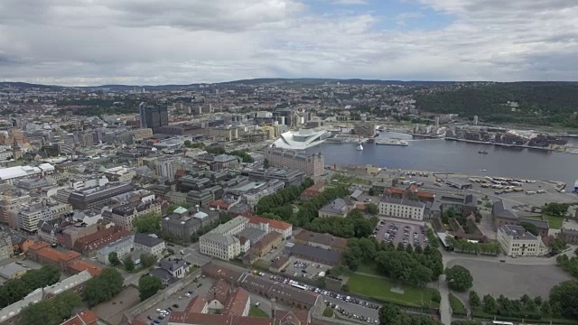 空中/奥斯陆市中心:Akershus城堡，奥斯陆歌剧院，奥斯陆峡湾和港口视频素材