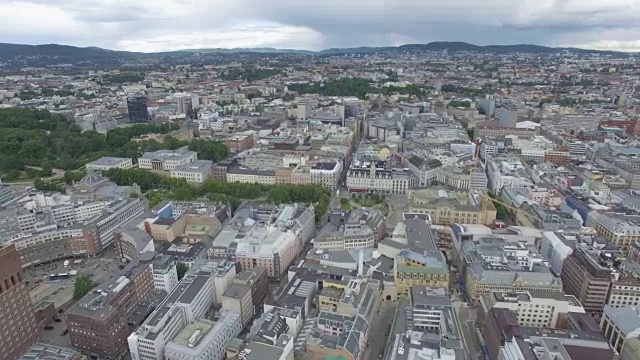 空中/奥斯陆市中心:市政厅、大学、剧院和酒吧，挪威视频素材