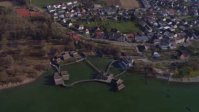 Unteruhldingen的桩基住宅鸟瞰图视频素材