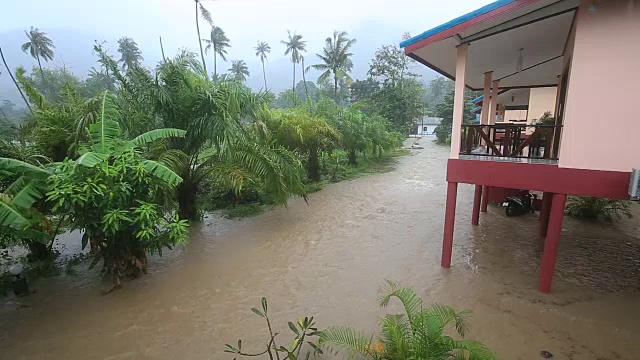 泰国街头遭遇洪水和热带降雨视频素材