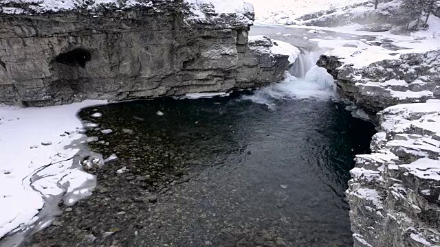 多雪的冬季河流瀑布在暴风雪视频素材