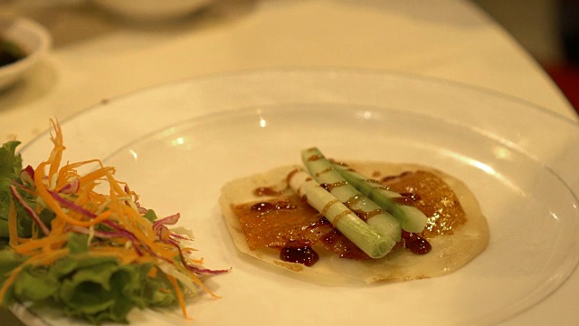 香酥鸭配薄煎饼视频素材