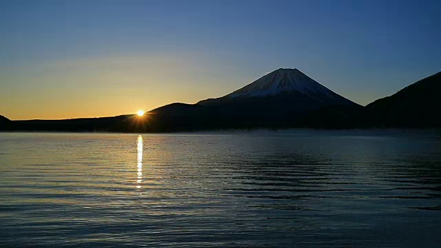 本栖湖からの日の出の富士山　2018/02/06视频素材