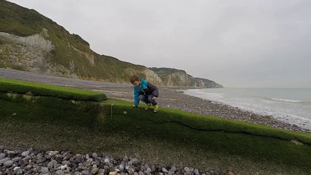 孩子在海边散步视频素材