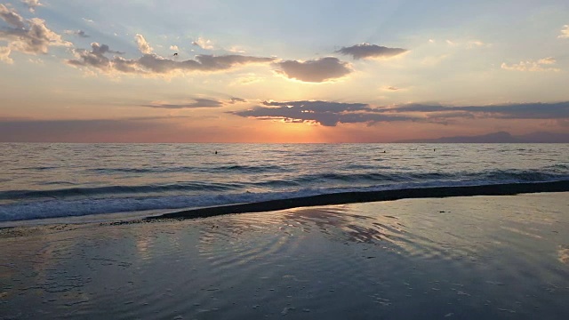 海滩上的日落视频素材