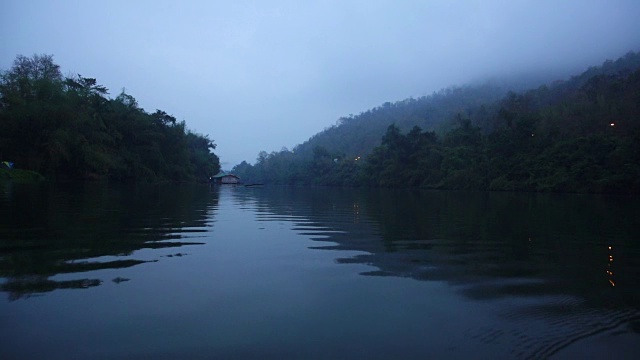 日出时的河流景观视频素材