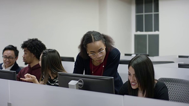 计算机实验室中大学生的文化多样性群体视频素材