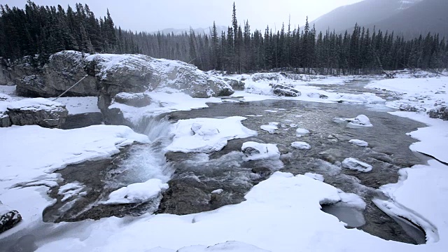 多雪的冬季河流瀑布在暴风雪视频下载