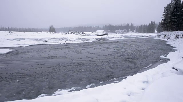 冰天雪地的河流视频下载