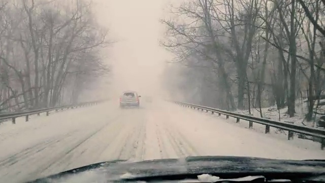 在暴风雪中驾驶视频素材