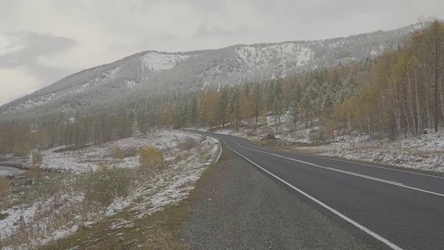 冬天山路下雪。山区景观下雪冬季视频下载