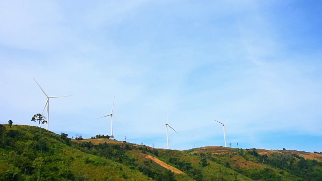 风力发电机在山上与云的天空背景。视频素材