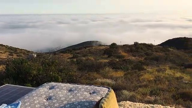 在洛杉矶马里布海滩的云层之上视频素材