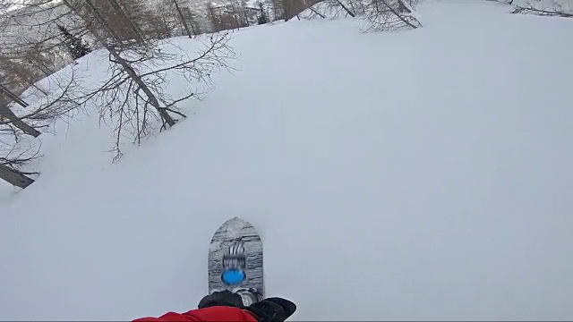 从滑板滑雪角度，骑着粉雪下坡，把雪喷进相机视频素材