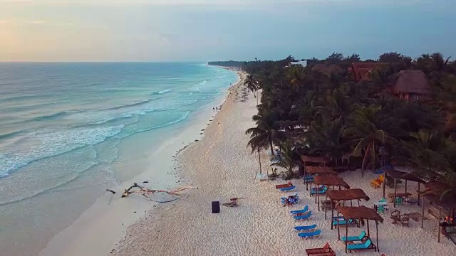 空中:沙子，海滩和建筑景观视频素材