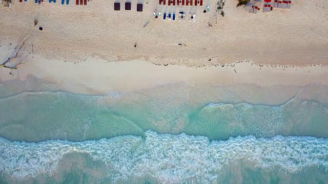 天线:海浪缓缓地拍打着图卢姆海岸视频素材