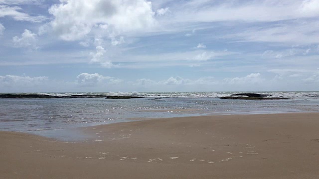 海浪到达巴西东北部的一个旅游海滩视频下载