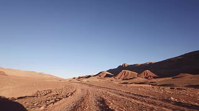 驱车前往摩洛哥沙漠深处视频素材