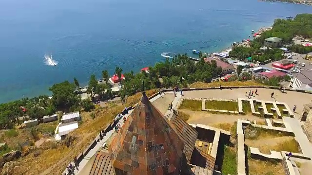 亚美尼亚的古老建筑，塞瓦纳万克修道院建筑群的鸟瞰图视频素材