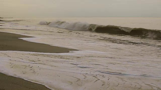 白浪在平静的海滩在日落放松视频素材