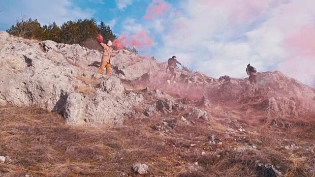 一群朋友带着烟雾弹在山上奔跑视频素材