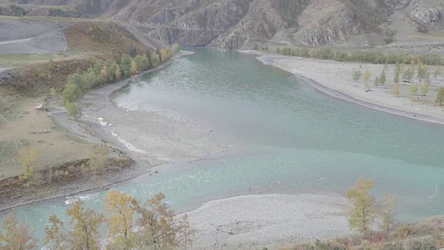 两条碧水山河汇流。从顶部看视频下载