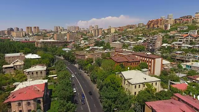 晴朗的一天在埃里温镇，鸟瞰老建筑和街道，城市景观视频素材