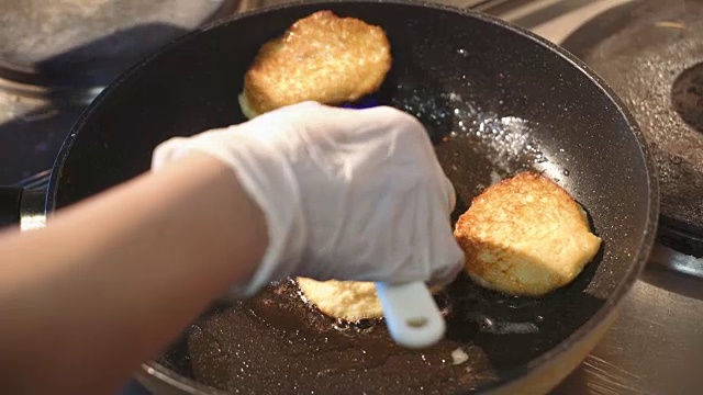 在煎锅里准备金黄酥脆的土豆煎饼。视频素材